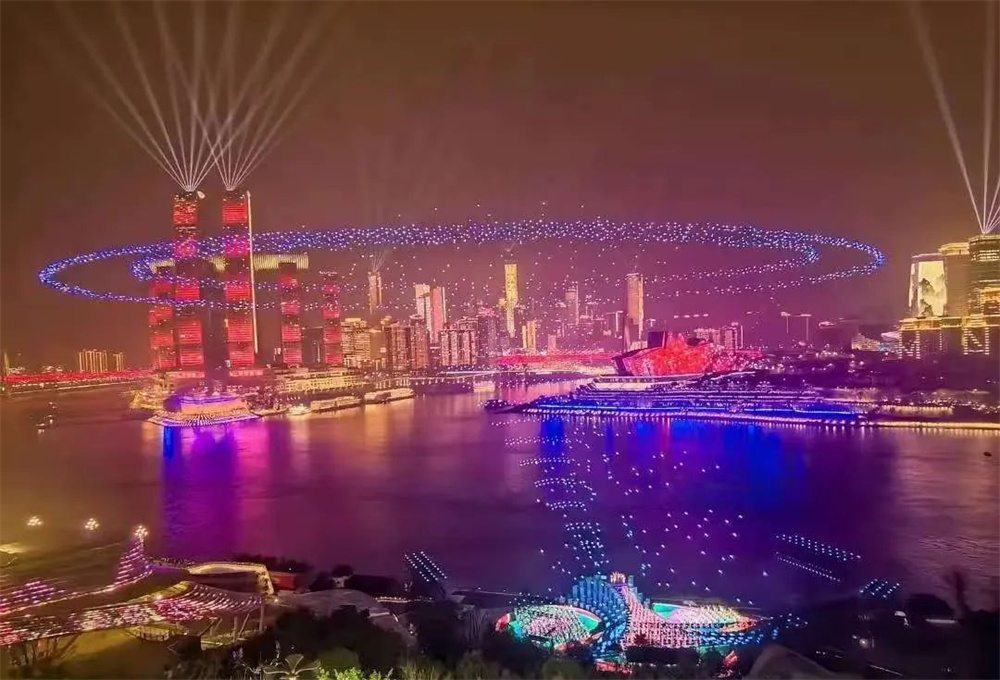 2025央視春節(jié)聯(lián)歡晚會(huì)（重慶分會(huì)場(chǎng)）?歐瑪燈光閃耀全場(chǎng) 無(wú)人機(jī)燈光秀表演開(kāi)場(chǎng) 畫(huà)面壯觀(guān)震撼！